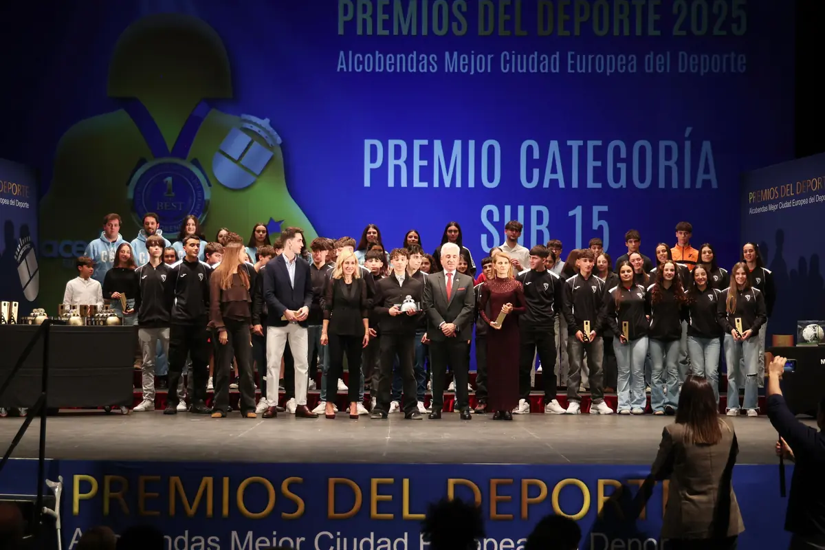 Grupo de jóvenes deportistas y autoridades posando en el escenario durante la gala de los Premios del Deporte 2025 en Alcobendas categoría sub 15 Grupo de jóvenes deportistas y autoridades posando en el escenario durante la gala de los Premios del Deporte 2025 en Alcobendas categoría sub 15