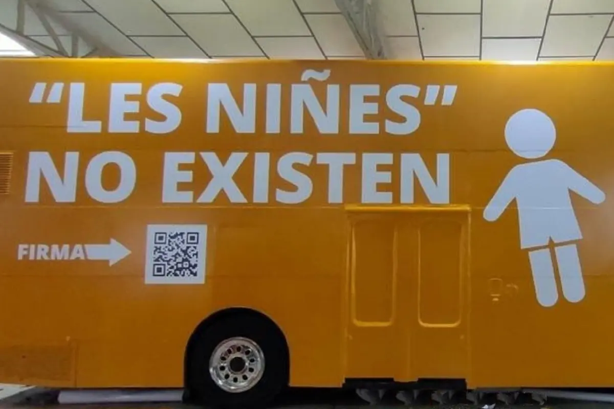 Autobús naranja con letras blancas que dice 