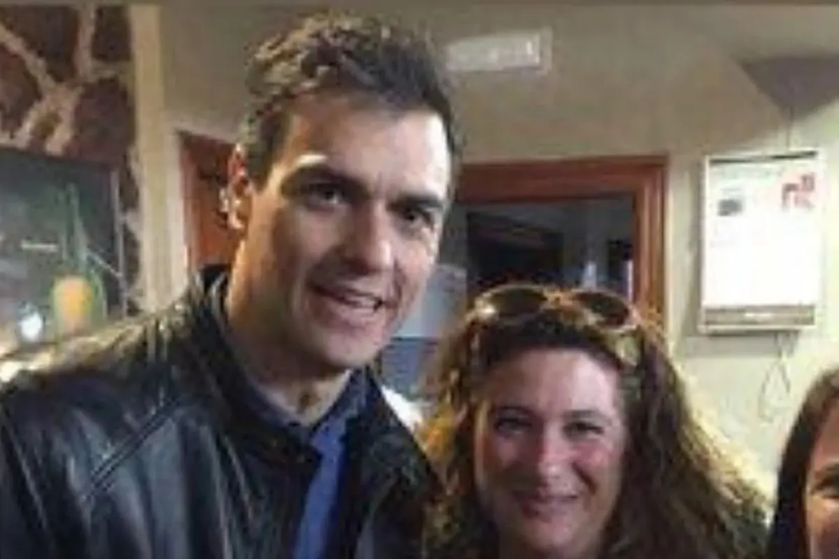 Dos personas posan juntas en un interior con paredes claras y decoración discreta Dos personas posan juntas en un interior con paredes claras y decoración discreta