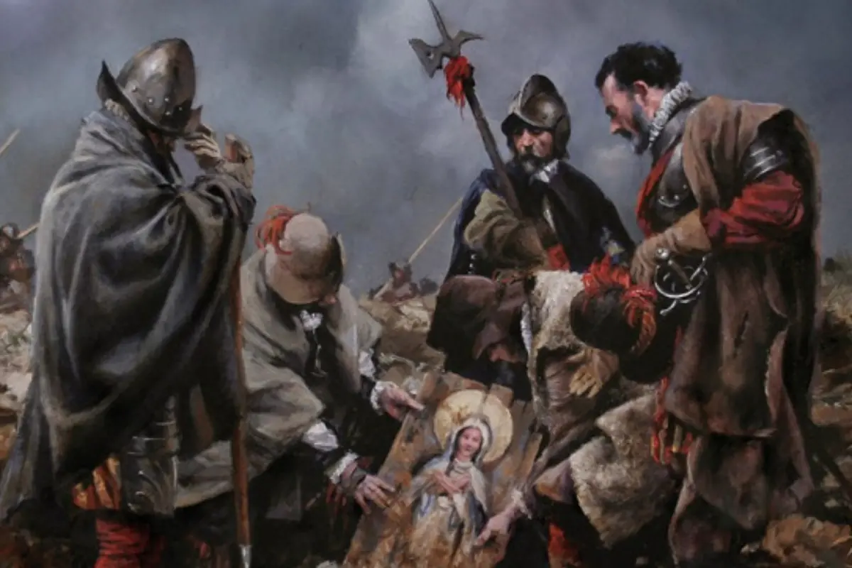 Soldados con armaduras y capas observan una imagen religiosa en medio de un campo de batalla bajo un cielo nublado