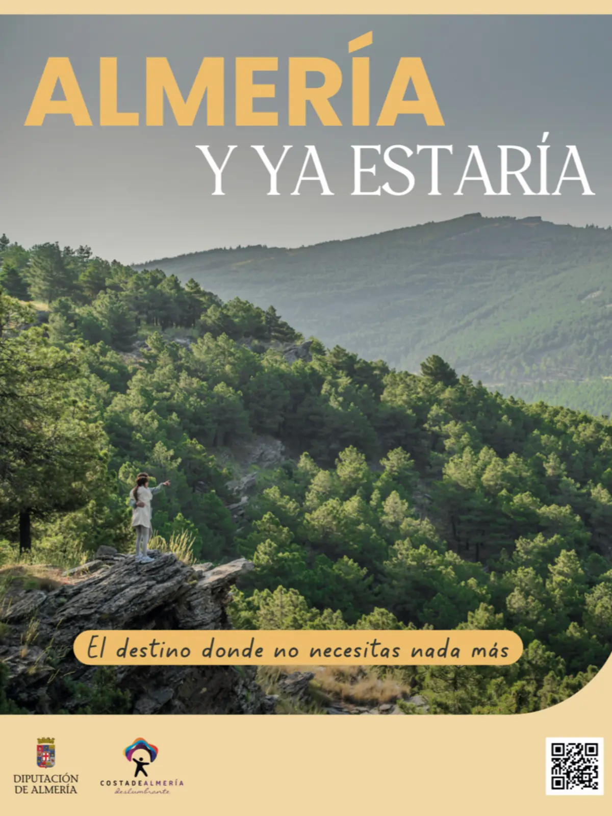 Cartel turístico de Almería con una pareja abrazada sobre una roca frente a un extenso bosque de pinos y el eslogan Almería y ya estaría El destino donde no necesitas nada más