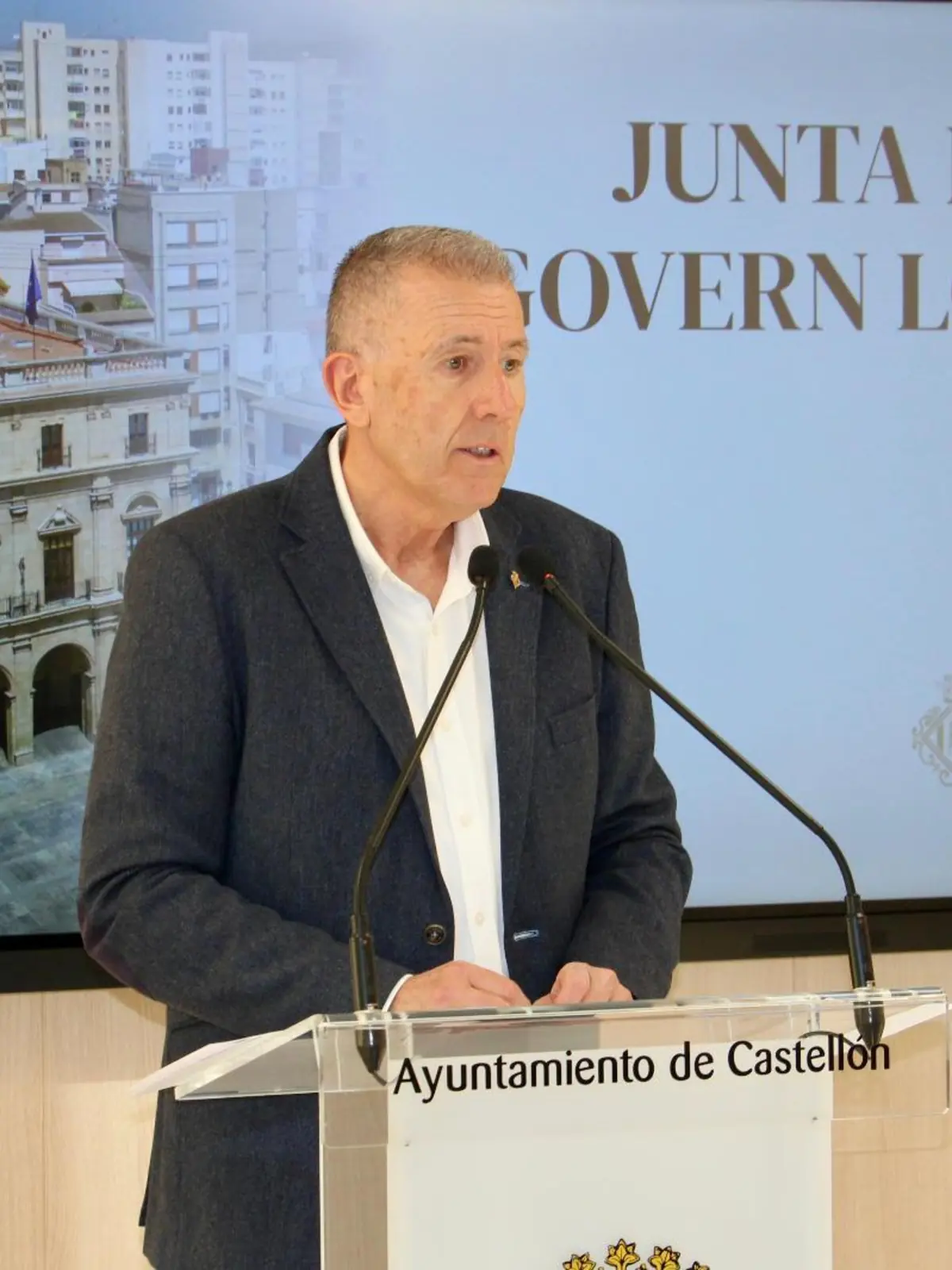 Hombre de mediana edad con chaqueta oscura y camisa blanca hablando en un atril del Ayuntamiento de Castellón durante una rueda de prensa oficial