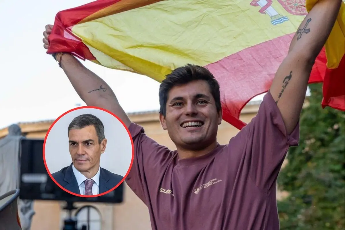 Un hombre sonriente sostiene una bandera de España mientras en la esquina inferior izquierda aparece un recuadro con el retrato de un hombre de traje.