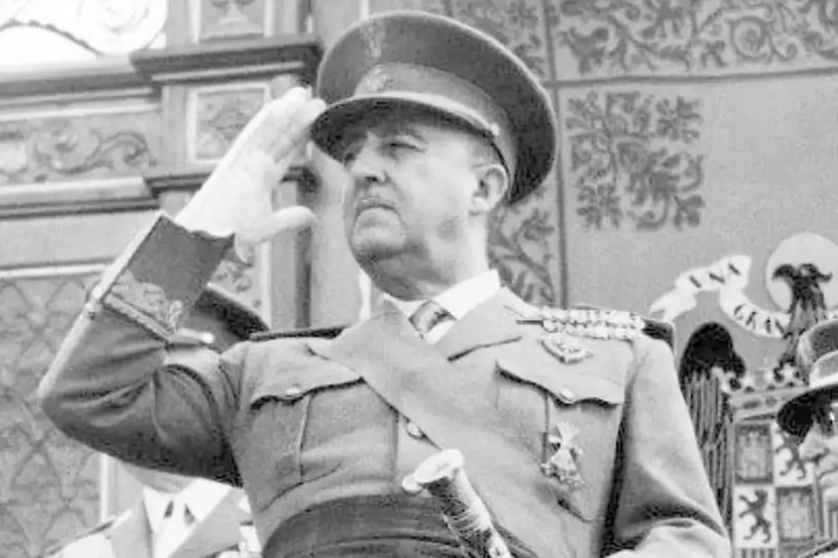 Hombre con uniforme militar saludando con la mano derecha en la frente en un entorno decorado