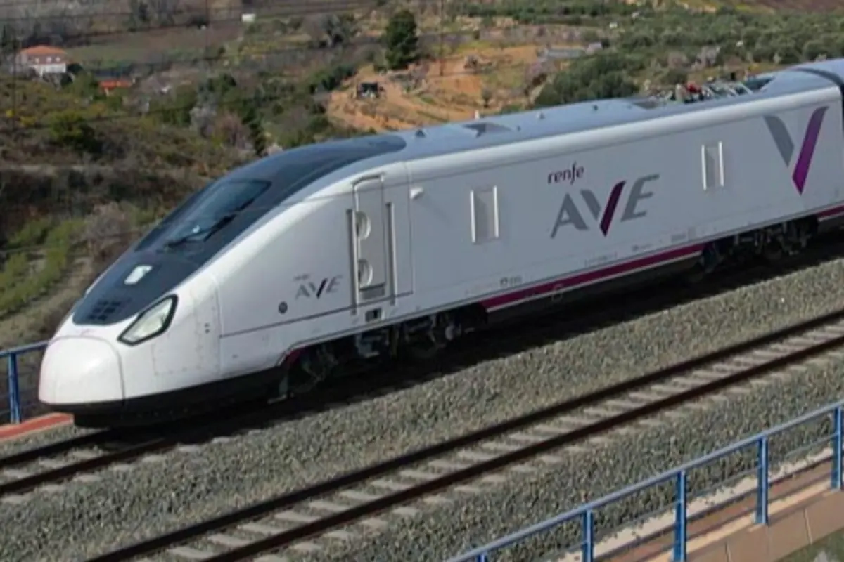Tren de alta velocidad AVE de Renfe circulando por una vía ferroviaria en un entorno rural