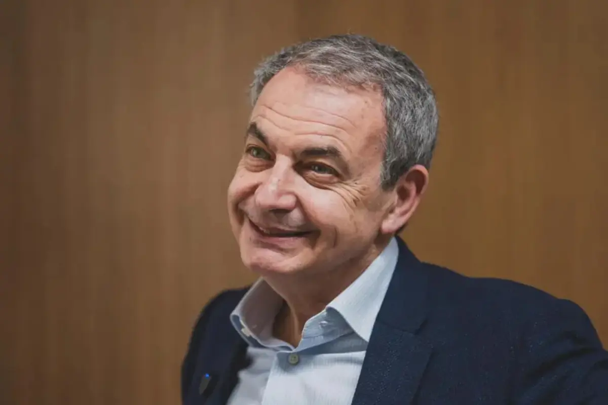 Hombre de mediana edad con canas sonriendo y mirando hacia un lado sobre un fondo marrón Hombre de mediana edad con canas sonriendo y mirando hacia un lado sobre un fondo marrón