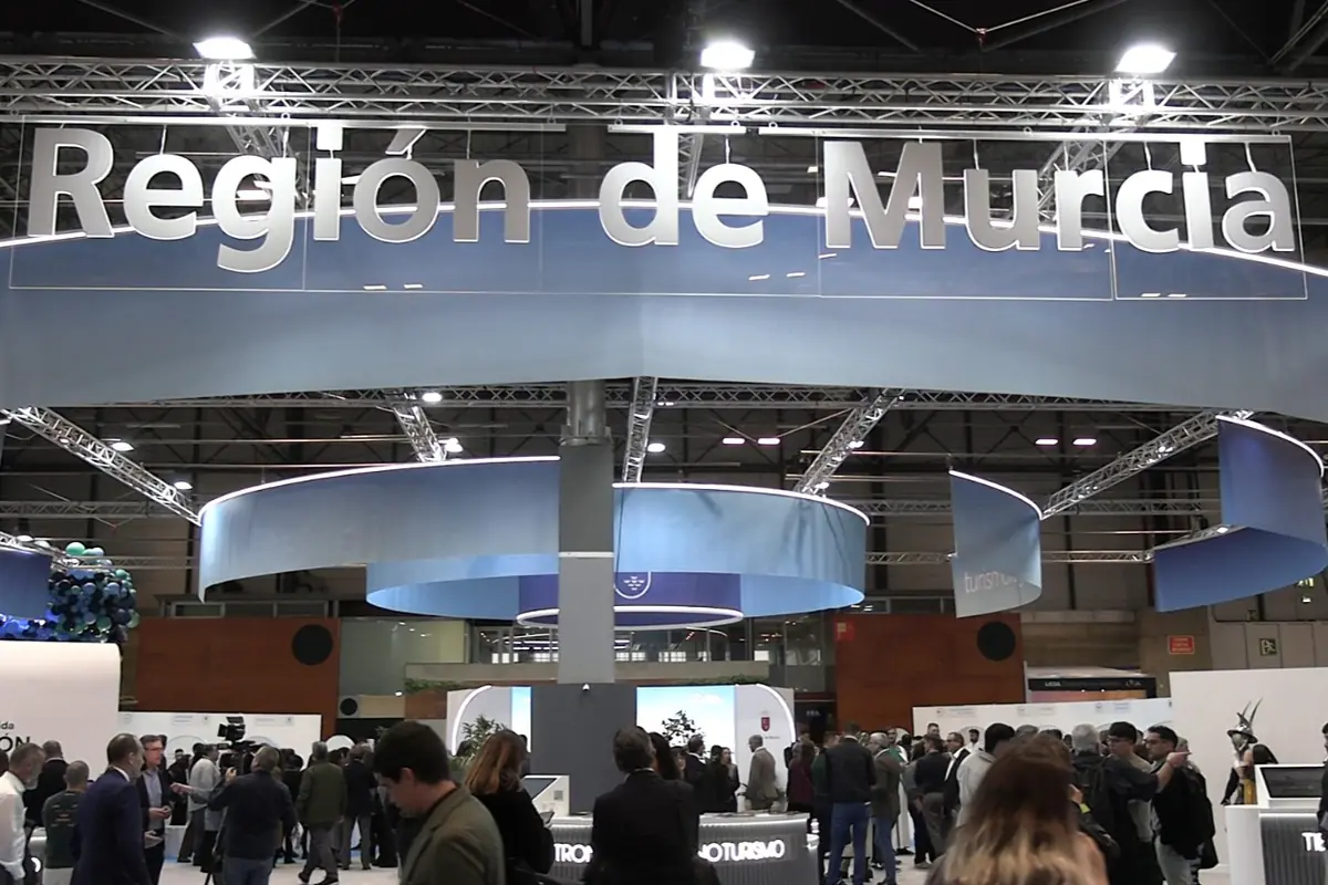 Stand de la Región de Murcia en una feria de turismo con numerosas personas visitando el pabellón Stand de la Región de Murcia en una feria de turismo con numerosas personas visitando el pabellón