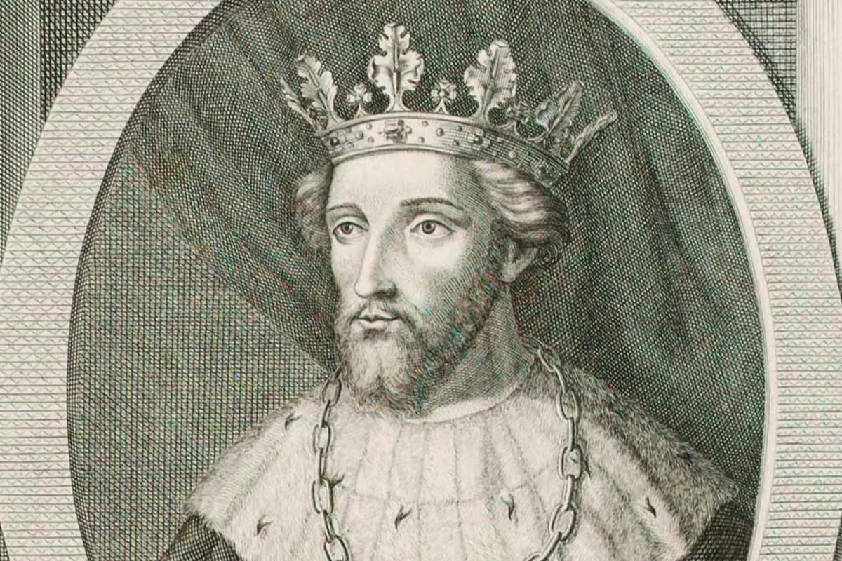 Grabado en blanco y negro de un rey medieval con corona ornamentada capa de piel y cadena alrededor del cuello