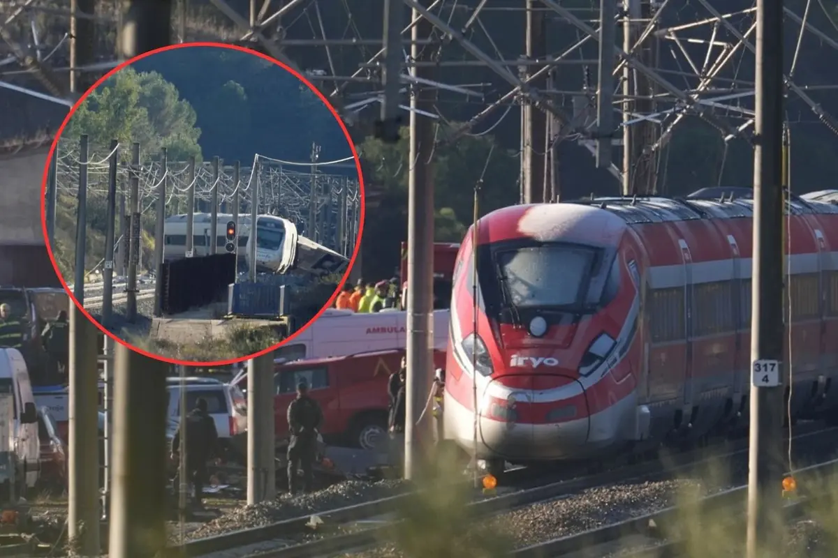 Tren de alta velocidad rojo detenido en una vía rodeada de postes eléctricos mientras equipos de emergencia trabajan en la zona y un recuadro muestra otro tren descarrilado más adelante en la misma línea