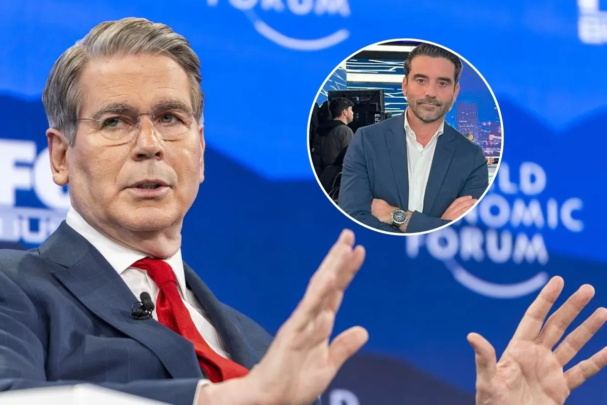 Hombre de traje y corbata roja hablando en un foro económico con un recuadro circular que muestra a otro hombre de traje posando con los brazos cruzados sobre un fondo de estudio tecnológico