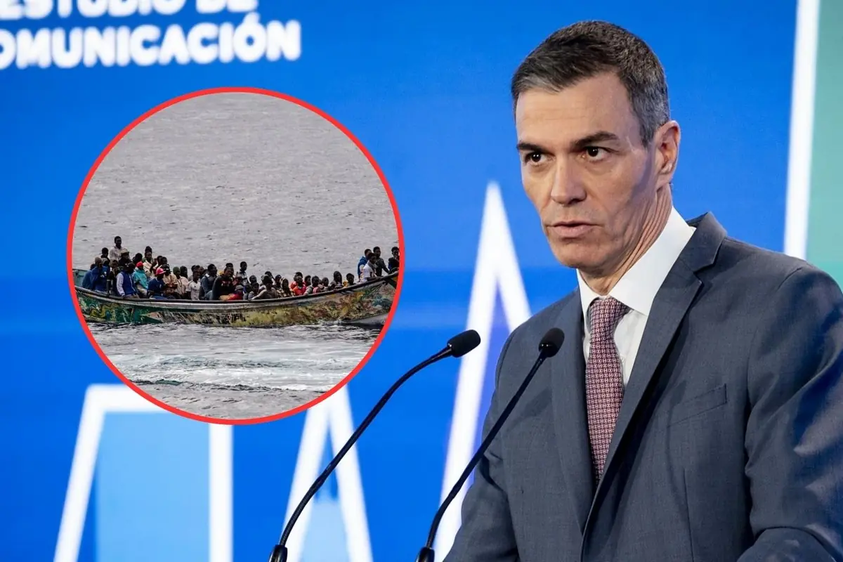 Hombre con traje hablando en un atril frente a un fondo azul junto a un recuadro circular que muestra una barca sobrecargada de personas en el mar