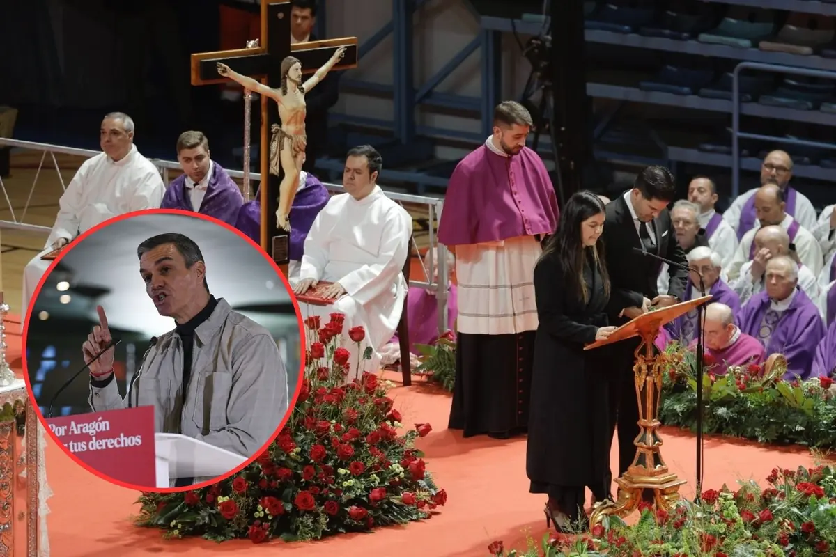 Ceremonia religiosa católica con sacerdotes y un gran crucifijo mientras una mujer lee en un atril rodeado de flores rojas y un recuadro muestra a un hombre hablando en un mitin político