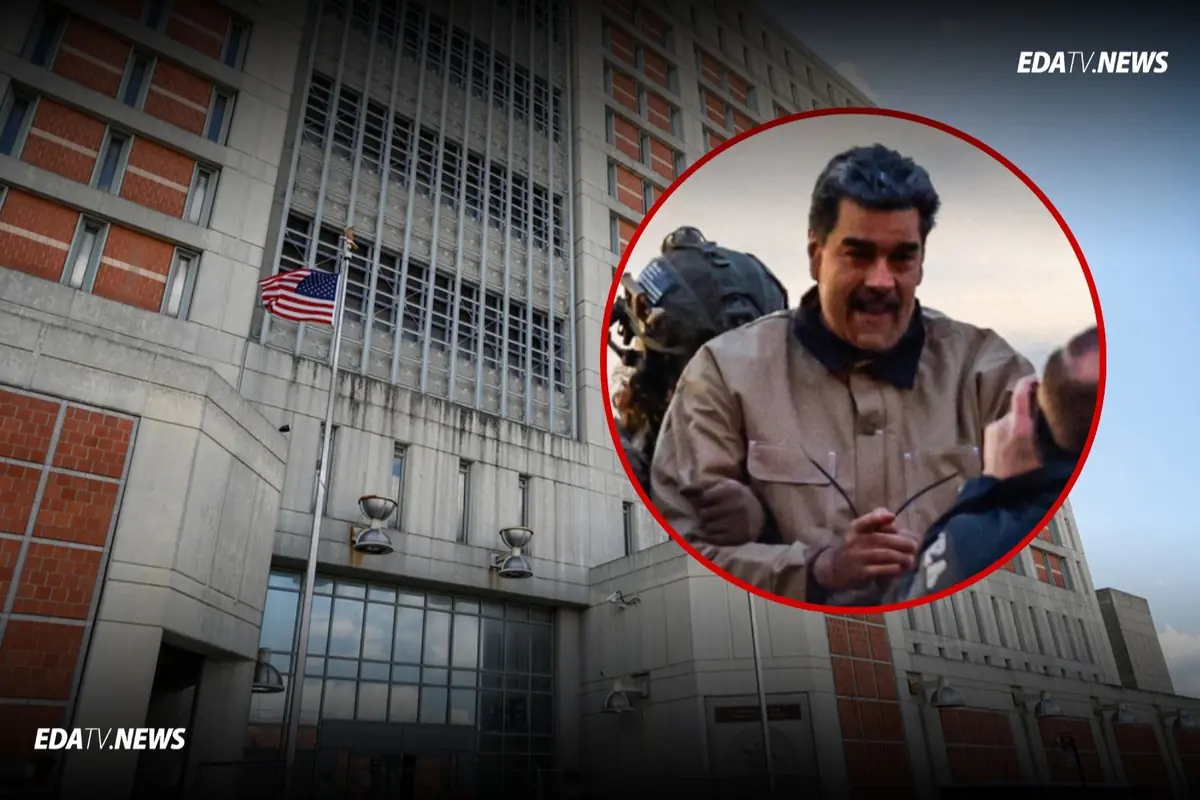 Edificio gubernamental estadounidense con bandera de Estados Unidos y un recuadro circular que muestra a un hombre de chaqueta beige siendo escoltado por agentes