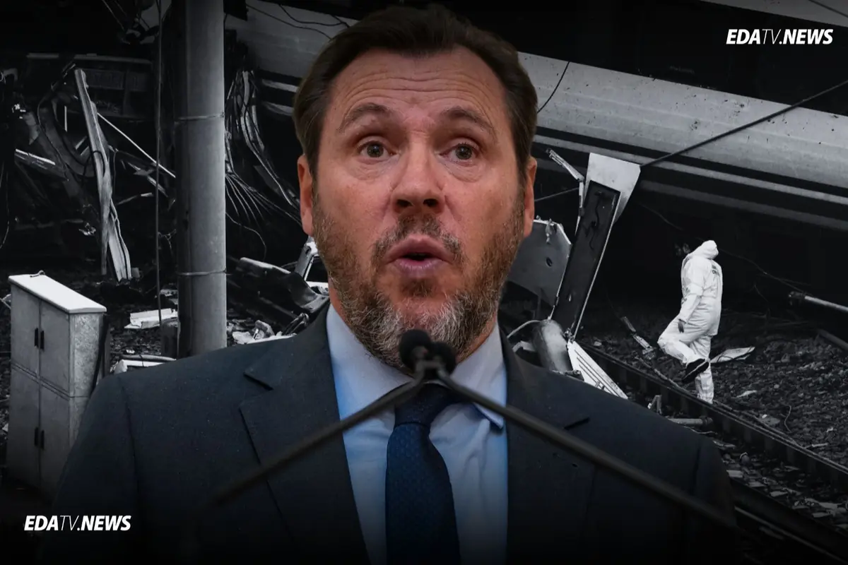 Hombre con traje hablando ante un micrófono sobre el fondo en blanco y negro de un accidente ferroviario con un investigador forense en las vías