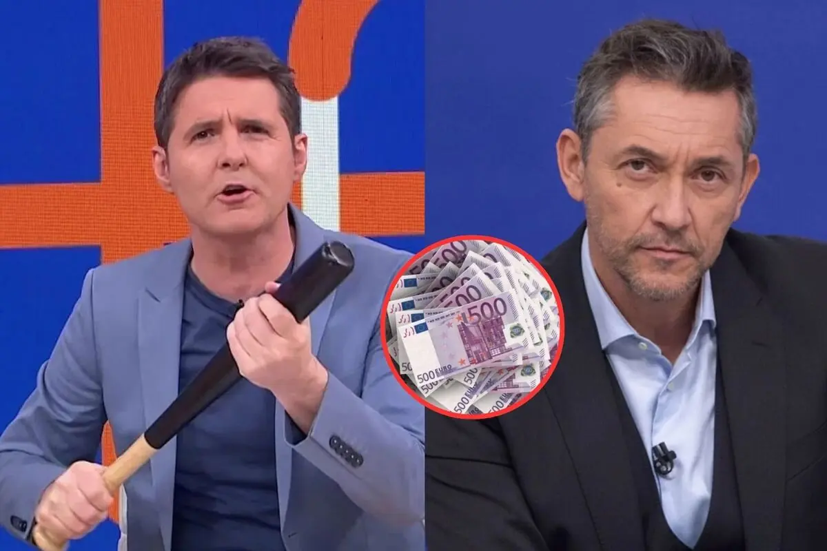 Dos presentadores de televisión en un plató uno sujetando un bate y otro con gesto serio con un montaje de billetes de 500 euros entre ambos