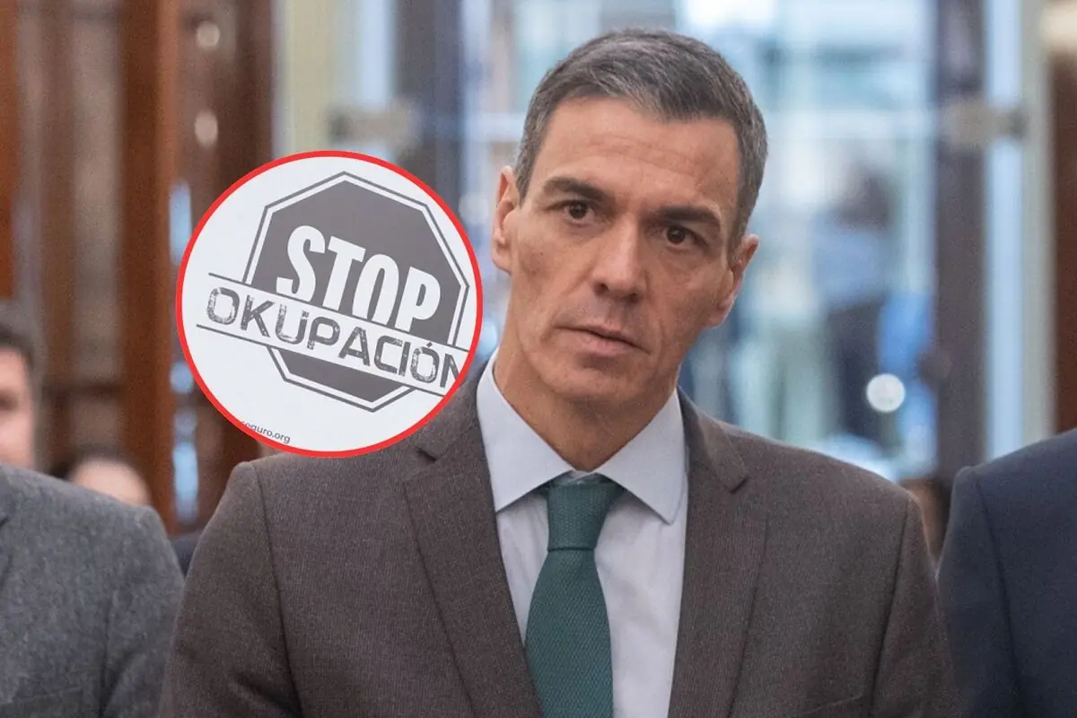 Hombre con traje y corbata verde en un entorno institucional junto a un símbolo circular con el mensaje STOP OKUPACIÓN
