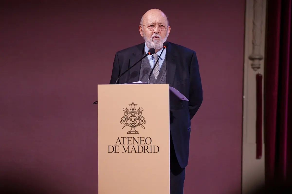 Hombre mayor con barba blanca hablando en un atril del Ateneo de Madrid durante un acto oficial