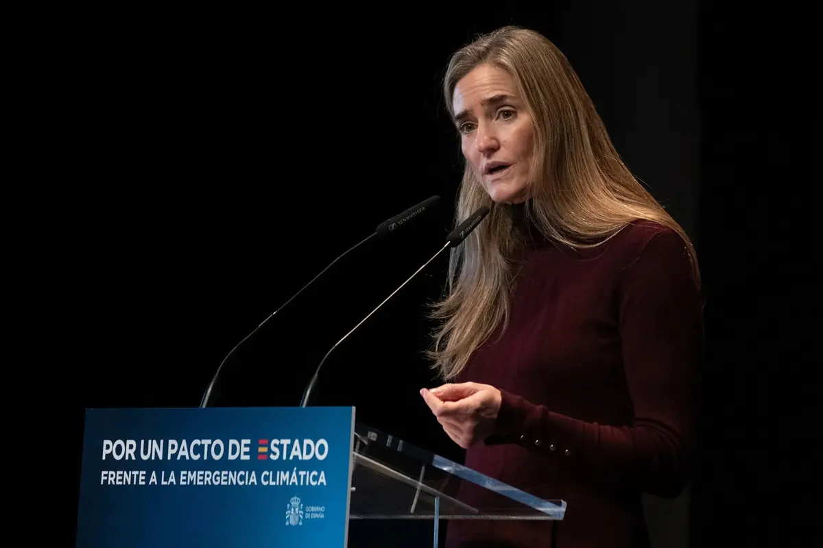 Mujer hablando en un atril durante un acto sobre pacto de Estado frente a la emergencia climática Mujer hablando en un atril durante un acto sobre pacto de Estado frente a la emergencia climática