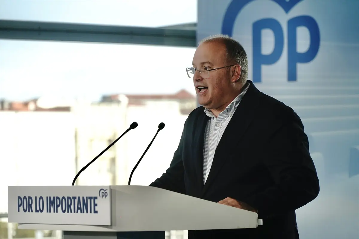 Hombre de mediana edad hablando en un atril con el logotipo del PP y el lema Por lo importante de fondo Hombre de mediana edad hablando en un atril con el logotipo del PP y el lema Por lo importante de fondo