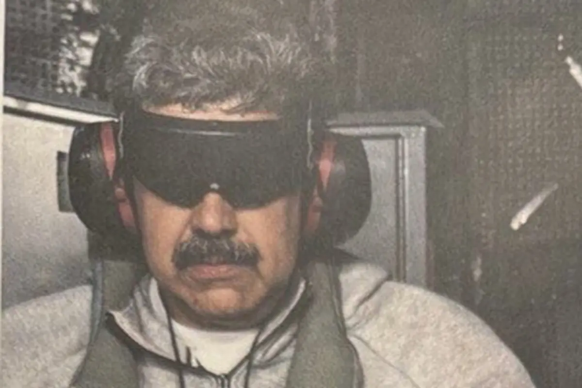 Hombre de mediana edad con bigote usando antifaz oscuro y orejeras protectoras en un entorno cerrado Hombre de mediana edad con bigote usando antifaz oscuro y orejeras protectoras en un entorno cerrado