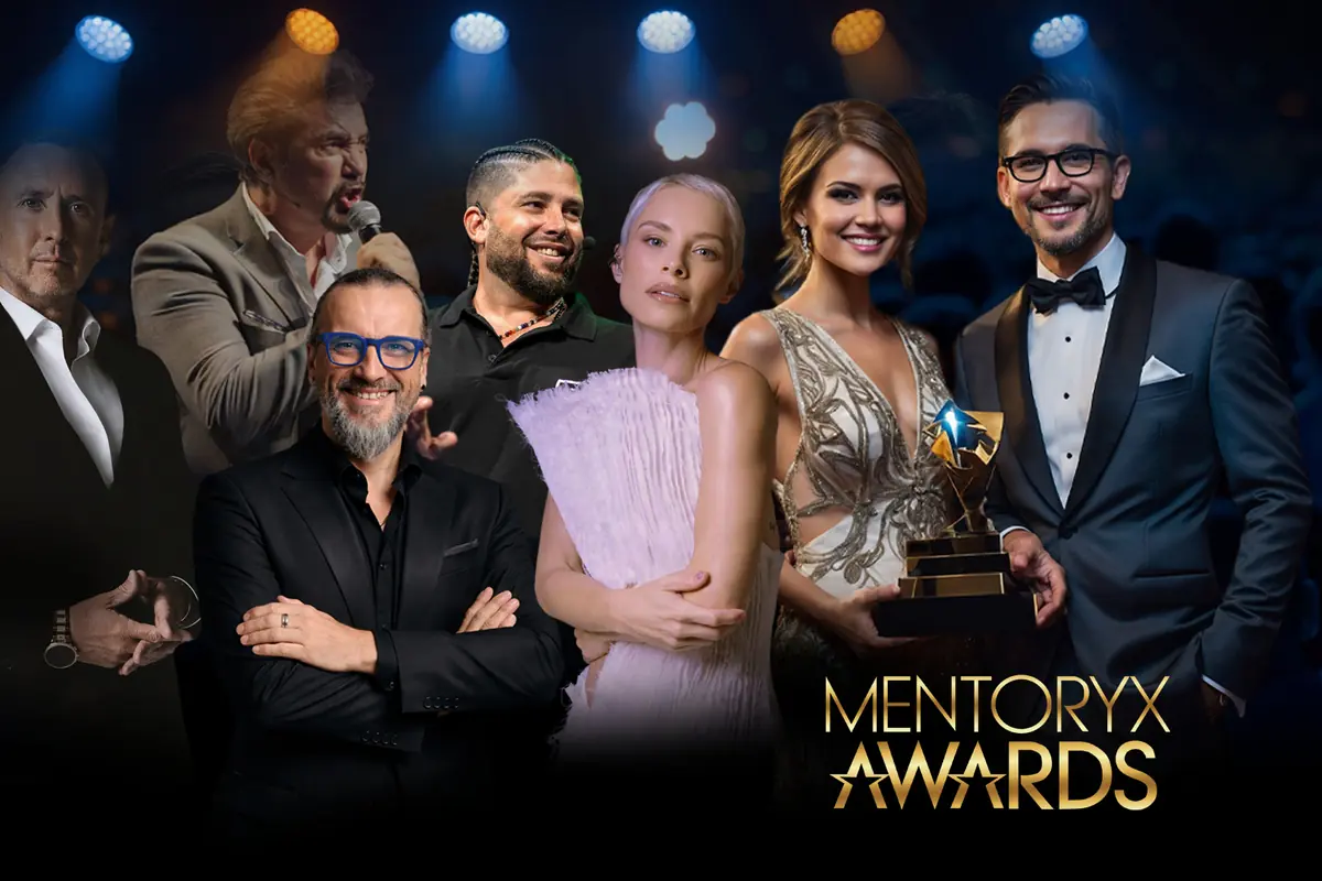 Grupo de personas elegantes en un escenario de gala con luces de colores y un trofeo dorado en primer plano junto al texto Mentoryx Awards