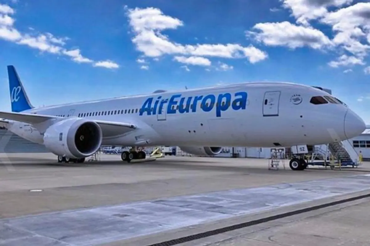 Avión de la aerolínea Air Europa estacionado en la pista de un aeropuerto bajo un cielo parcialmente nublado