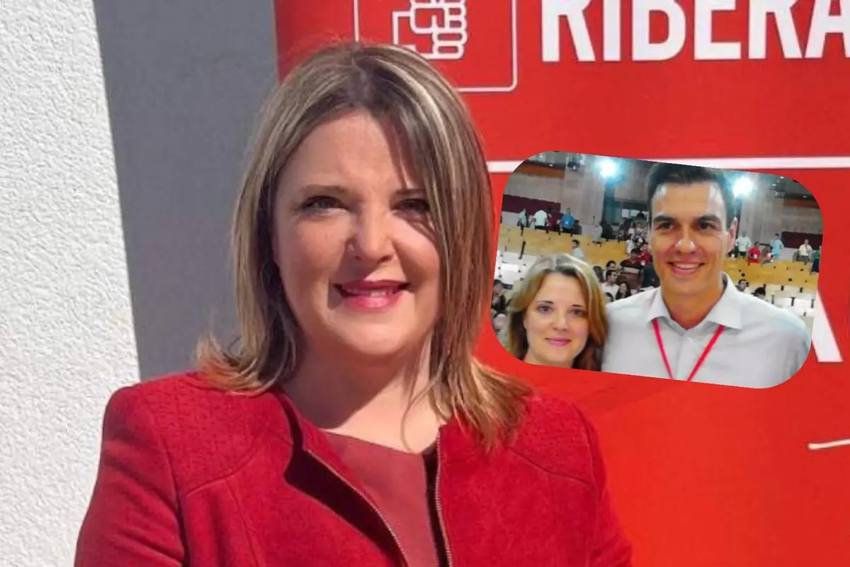Mujer sonriente con chaqueta roja posando frente a un cartel rojo de campaña con un recuadro superpuesto que muestra a la misma mujer junto a un hombre en un auditorio