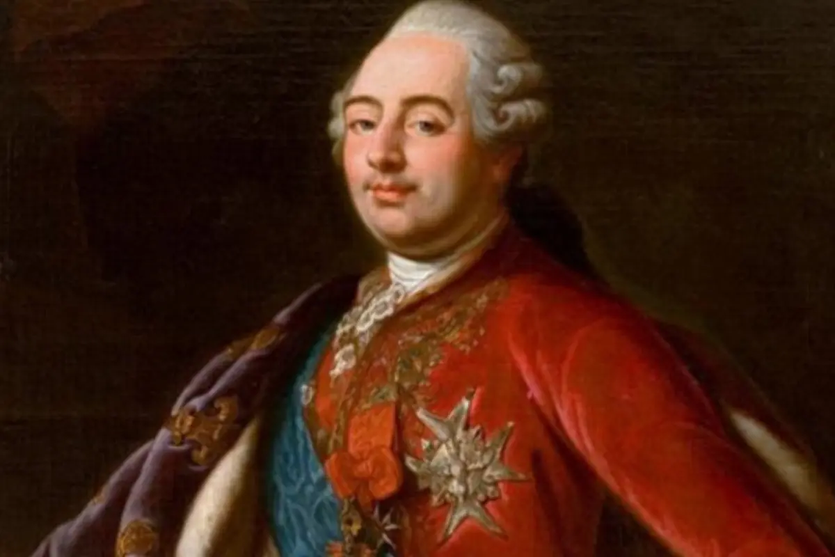 Retrato de un hombre de la nobleza con peluca blanca y casaca roja adornada con medallas y banda azul sobre fondo oscuro