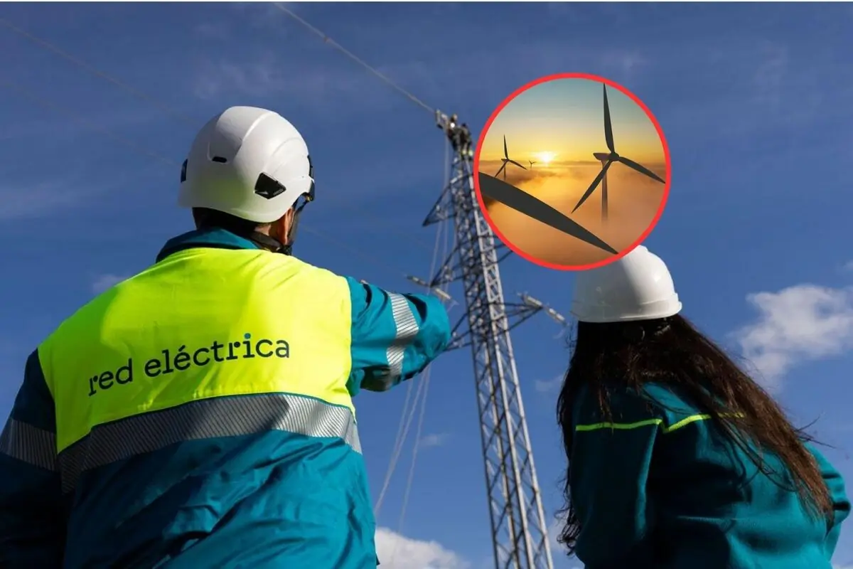 Técnicos de red eléctrica con casco y chaleco reflectante observan una torre de alta tensión mientras un recuadro muestra aerogeneradores al atardecer como símbolo de energía renovable