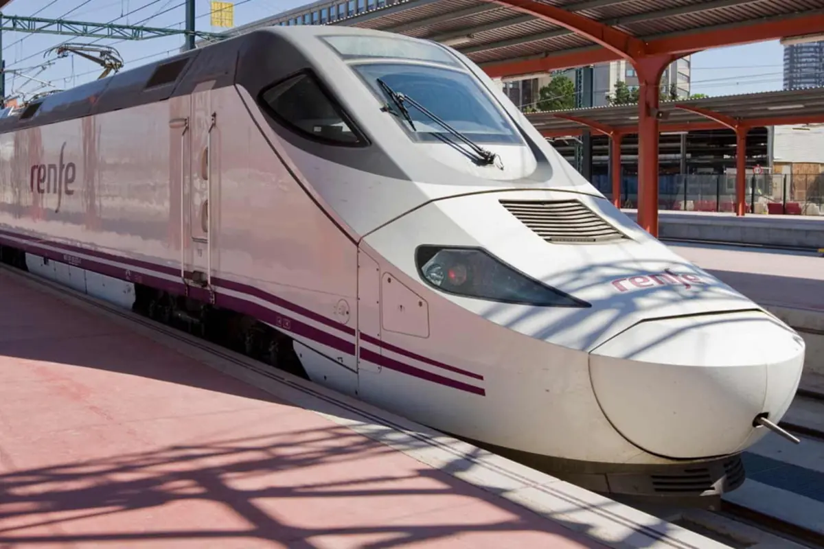 Tren de alta velocidad de la compañía Renfe detenido en un andén de estación techada