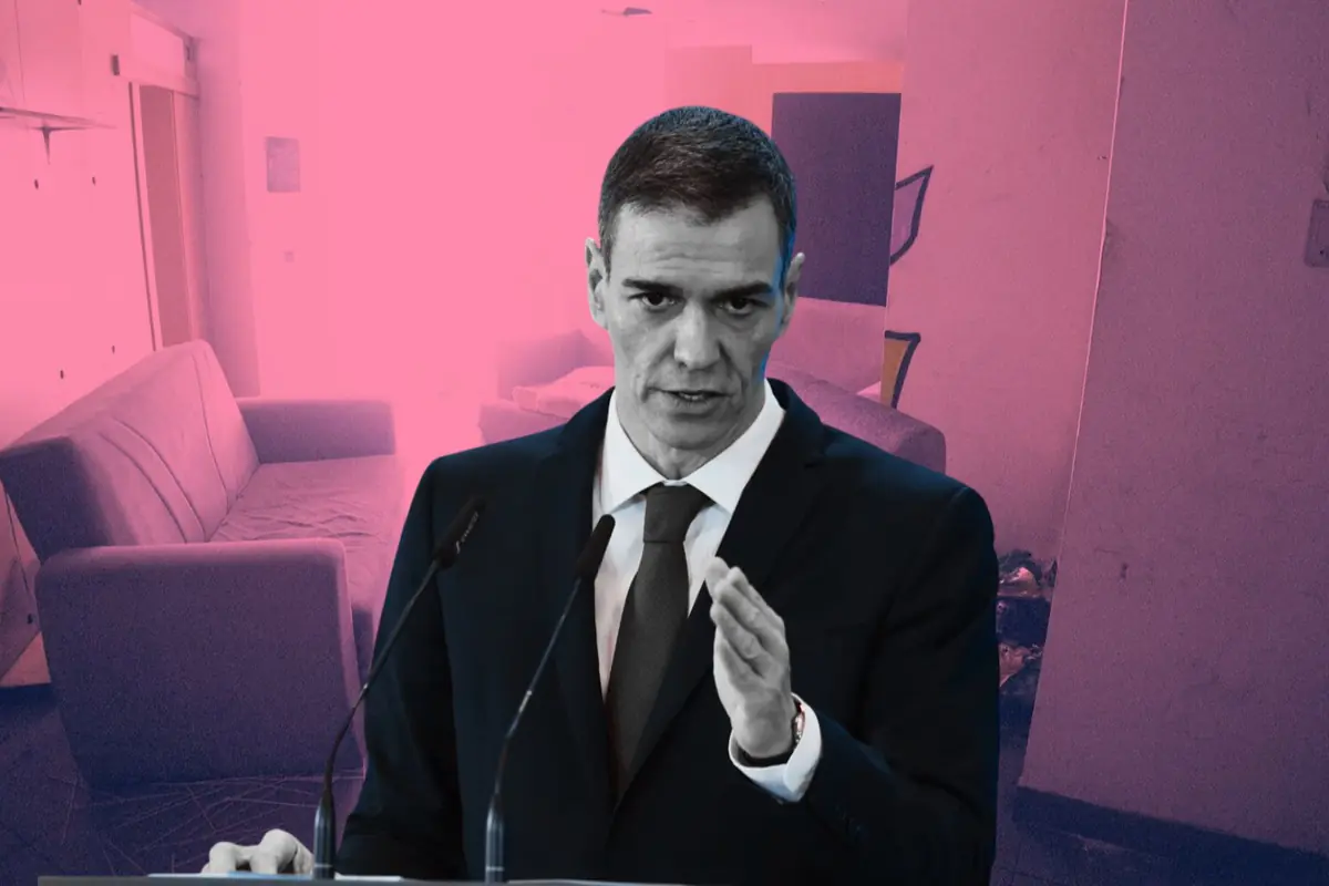 Hombre con traje hablando en un atril con micrófonos sobre un fondo de salón en tonos rosa y morado