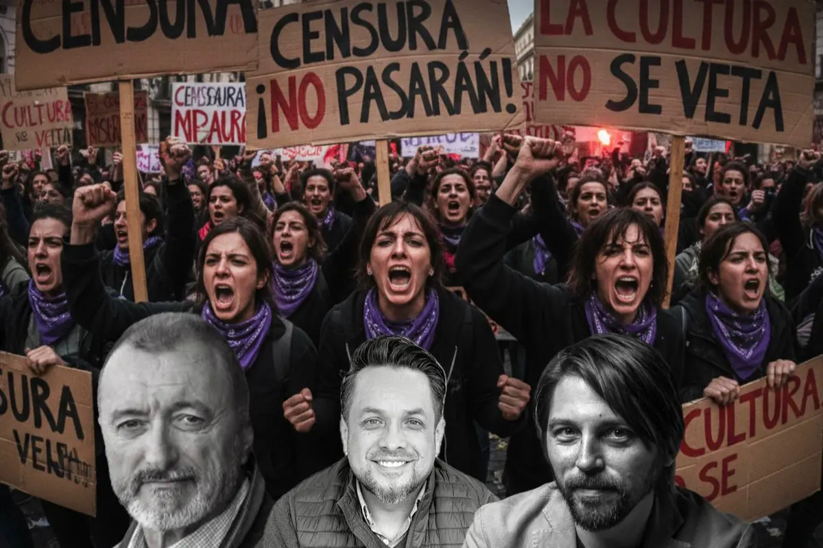 Manifestación multitudinaria de mujeres con pañuelos morados que protestan contra la censura sosteniendo pancartas mientras en primer plano aparecen tres hombres en blanco y negro superpuestos a la escena