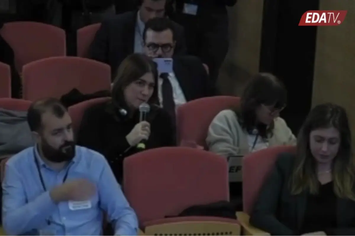 Personas sentadas en un auditorio con butacas rojas mientras una mujer en el centro sostiene un micrófono y hace una pregunta durante un evento grabado por EDATV Personas sentadas en un auditorio con butacas rojas mientras una mujer en el centro sostiene un micrófono y hace una pregunta durante un evento grabado por EDATV