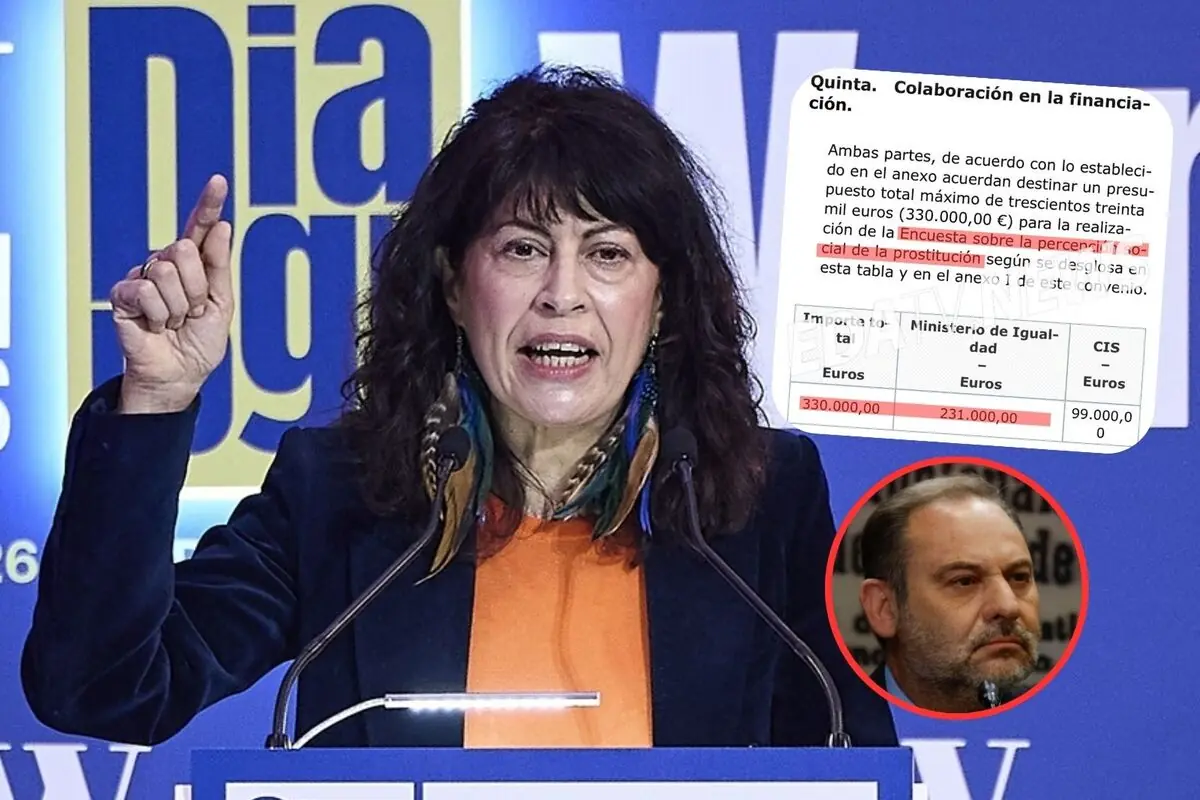 Mujer hablando en un atril con micrófonos durante un acto público con un documento ampliado sobre financiación y la foto de un hombre en un círculo rojo superpuestos en la imagen