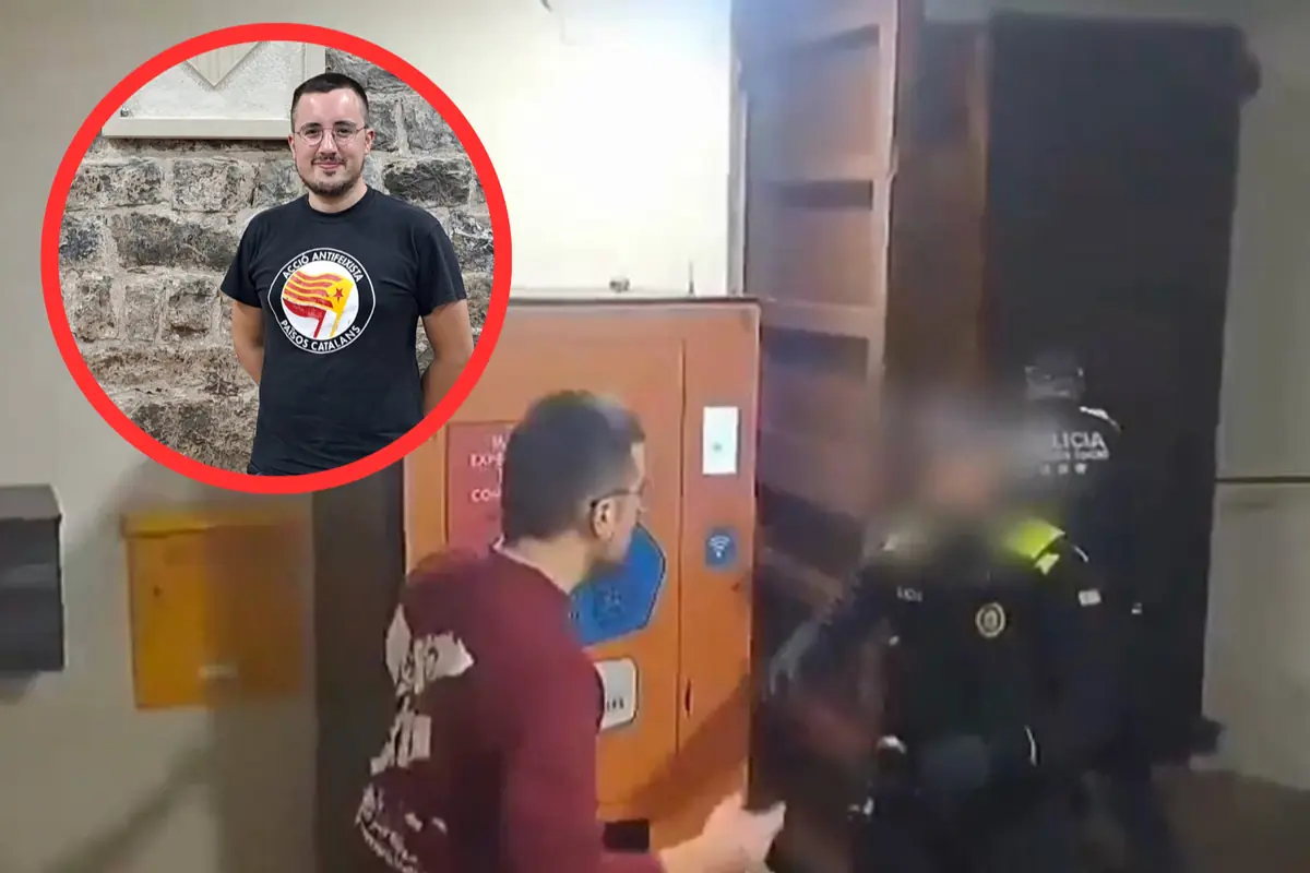Hombre con camiseta negra con un logo circular en un recuadro rojo y escena de videovigilancia donde otro hombre discute con dos agentes de policía en un interior