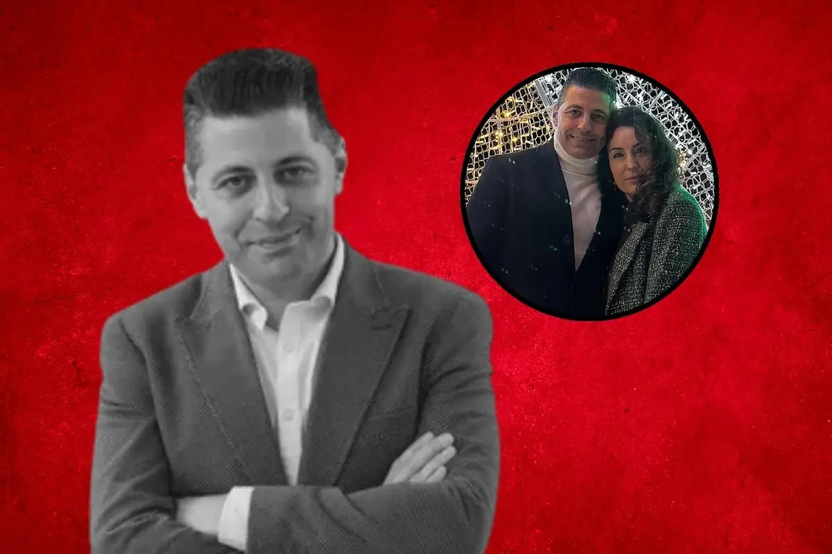 Hombre de traje en blanco y negro con los brazos cruzados sobre fondo rojo y un recuadro circular que muestra al mismo hombre abrazando a una mujer