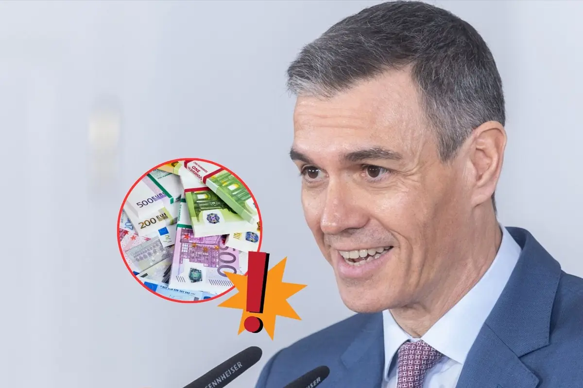 Hombre con traje hablando ante micrófonos junto a un círculo con billetes de euro y un signo de exclamación rojo y amarillo