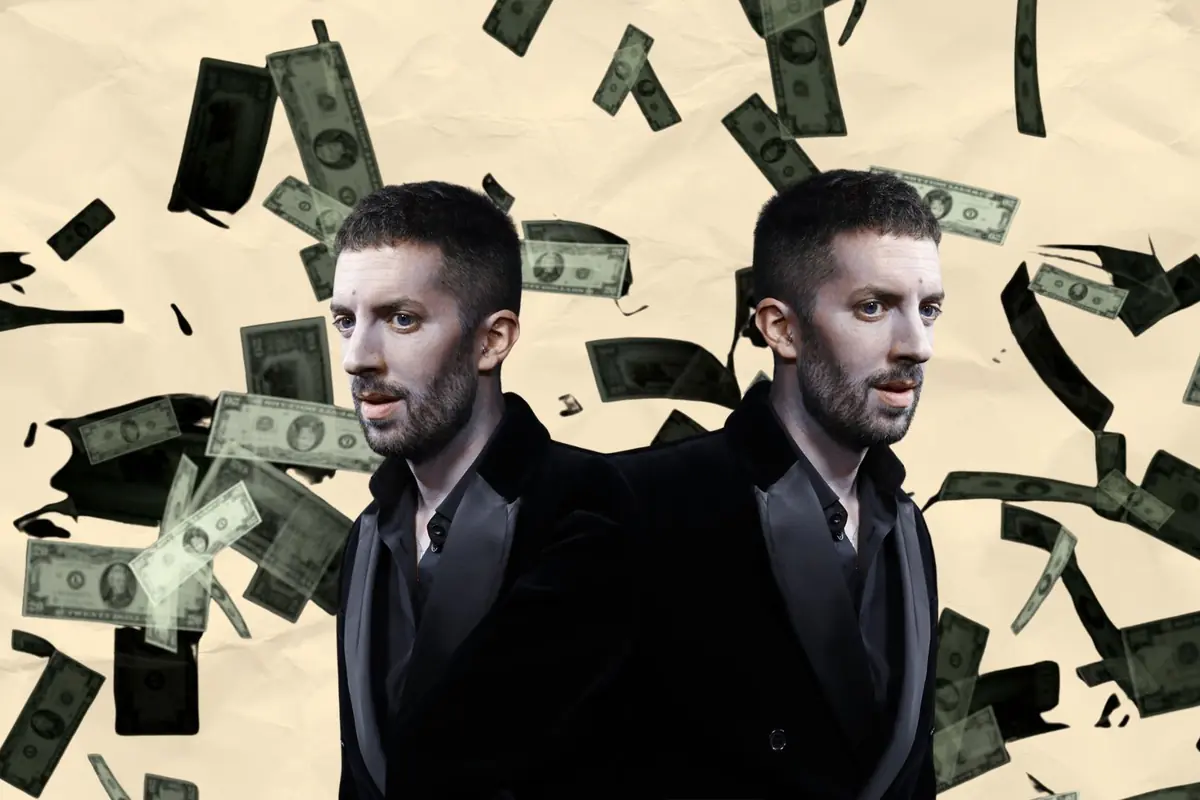 Hombre de traje negro duplicado en primer plano con billetes de dólar cayendo sobre un fondo beige