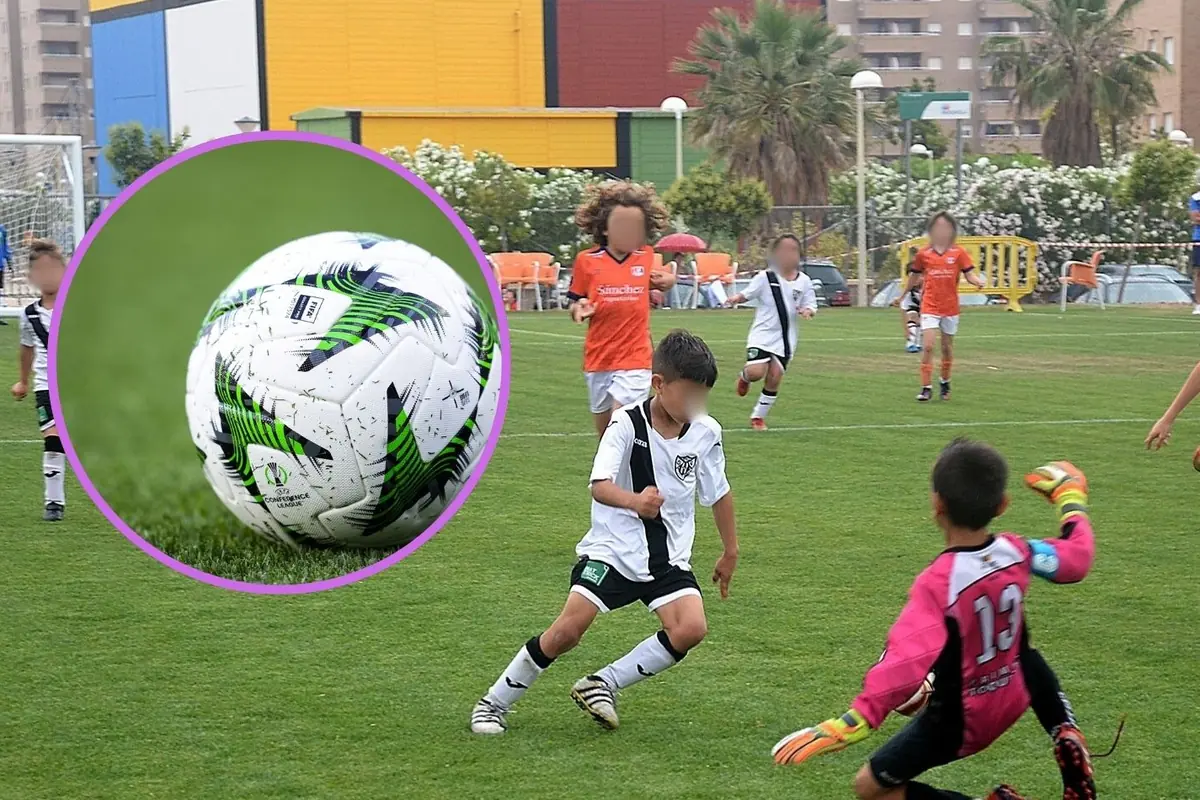 Niños jugando un partido de fútbol en un campo de césped con un portero intentando detener al delantero y un recuadro ampliado que muestra de cerca el balón de juego