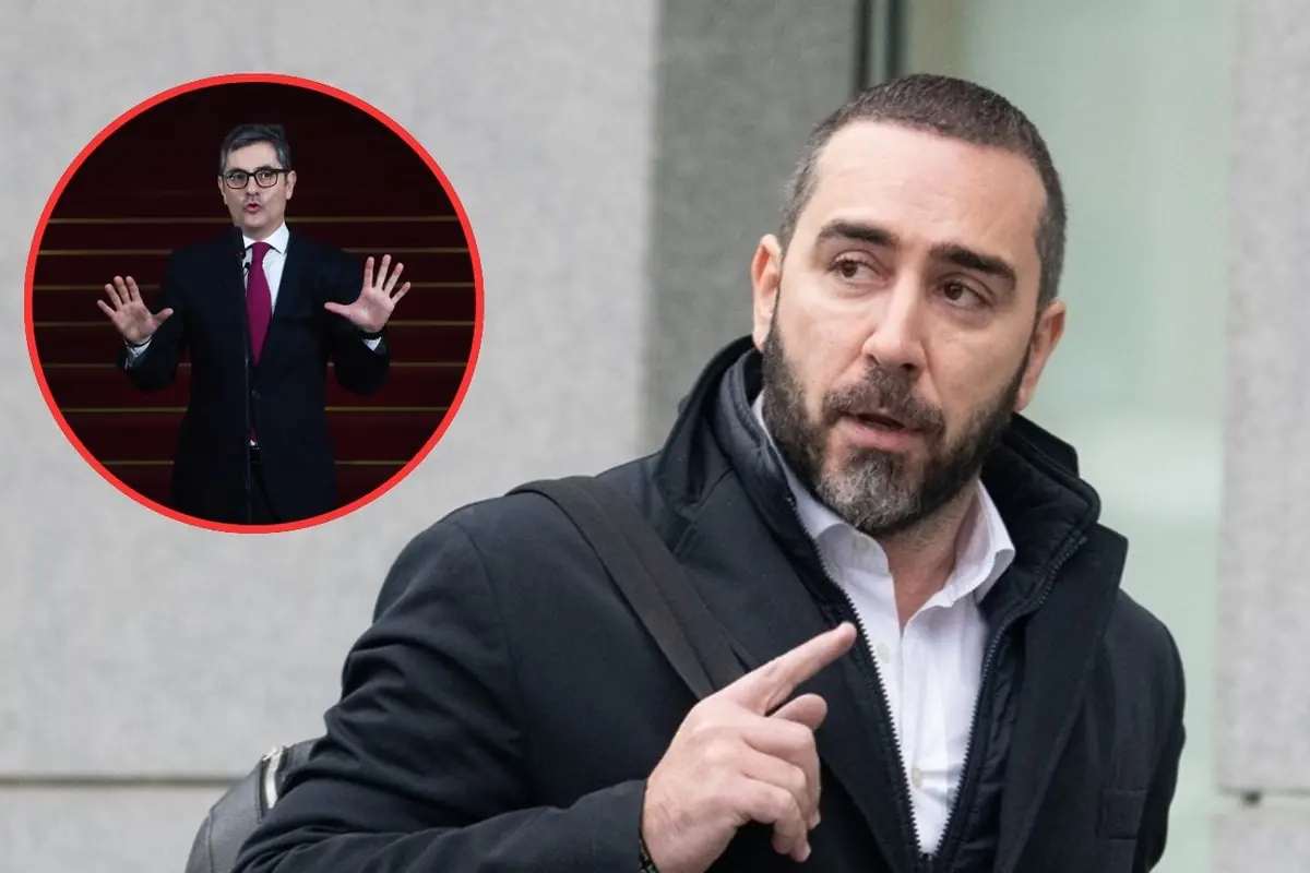 Hombre con barba y abrigo oscuro señalando con el dedo mientras camina con un recuadro circular que muestra a otro hombre con traje y corbata roja hablando frente a un micrófono con las manos levantadas