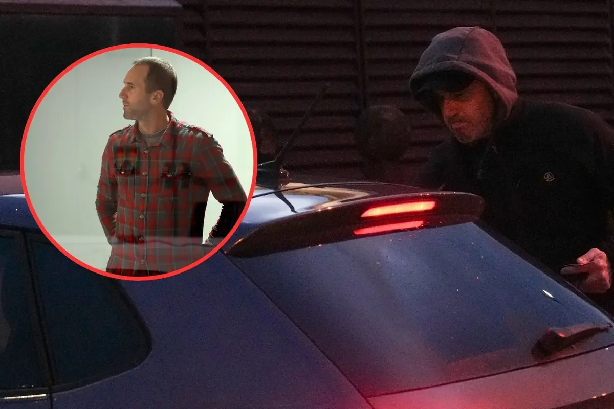 Hombre con sudadera y capucha manipulando la parte trasera de un coche oscuro al anochecer con un recuadro circular que muestra al mismo hombre de día vistiendo camisa de cuadros roja y mirando hacia un lado