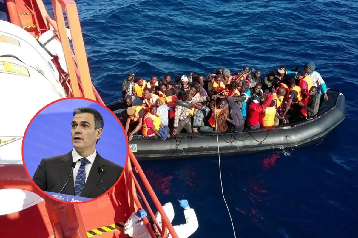 Barca neumática sobrecargada con migrantes con chalecos salvavidas siendo asistida por un barco de rescate en el mar con un recuadro que muestra a un político hablando en un atril