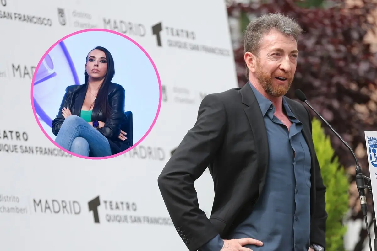 Hombre de mediana edad con barba hablando en un atril al aire libre durante un acto en Madrid con el rostro de una mujer joven de brazos cruzados enmarcado en un círculo rosa sobrepuesto en la parte izquierda de la imagen