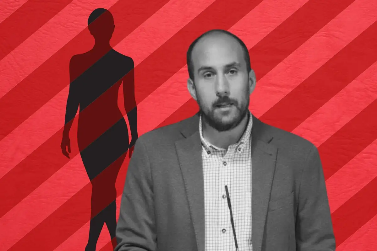 Hombre hablando frente a micrófono con silueta femenina de fondo sobre diseño rojo con franjas diagonales