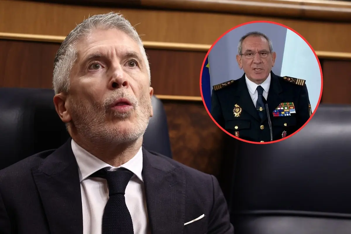 Hombre de traje sentado en un escaño parlamentario con gesto serio y un recuadro circular que muestra a un mando policial uniformado hablando frente a un micrófono