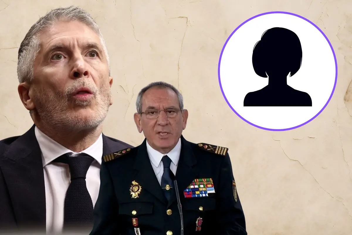 Dos hombres mayores con traje y uniforme policial posan sobre un fondo beige junto a un círculo con la silueta negra de una mujer anónima