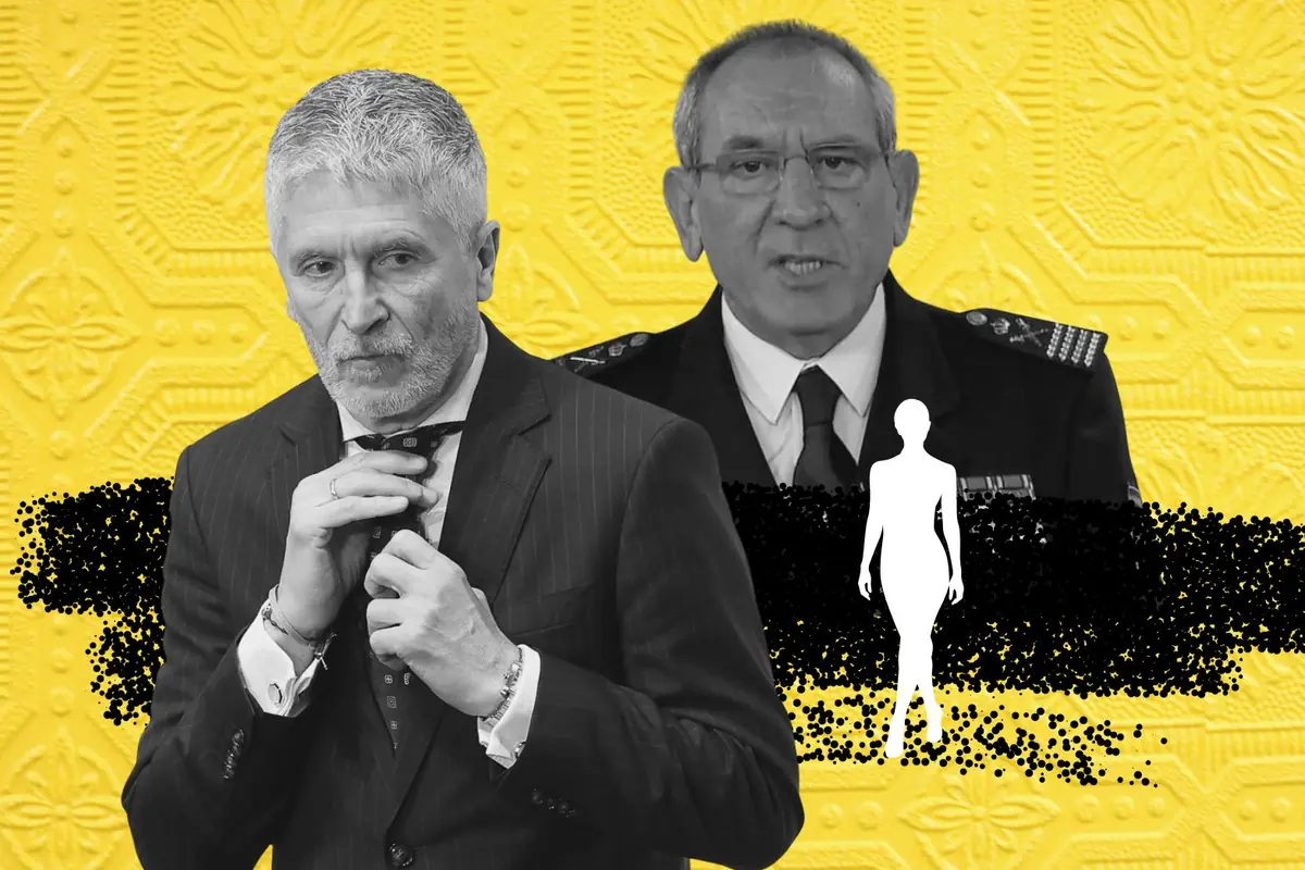 Dos hombres mayores con traje y gesto serio sobre fondo amarillo con silueta femenina blanca y franja negra decorativa