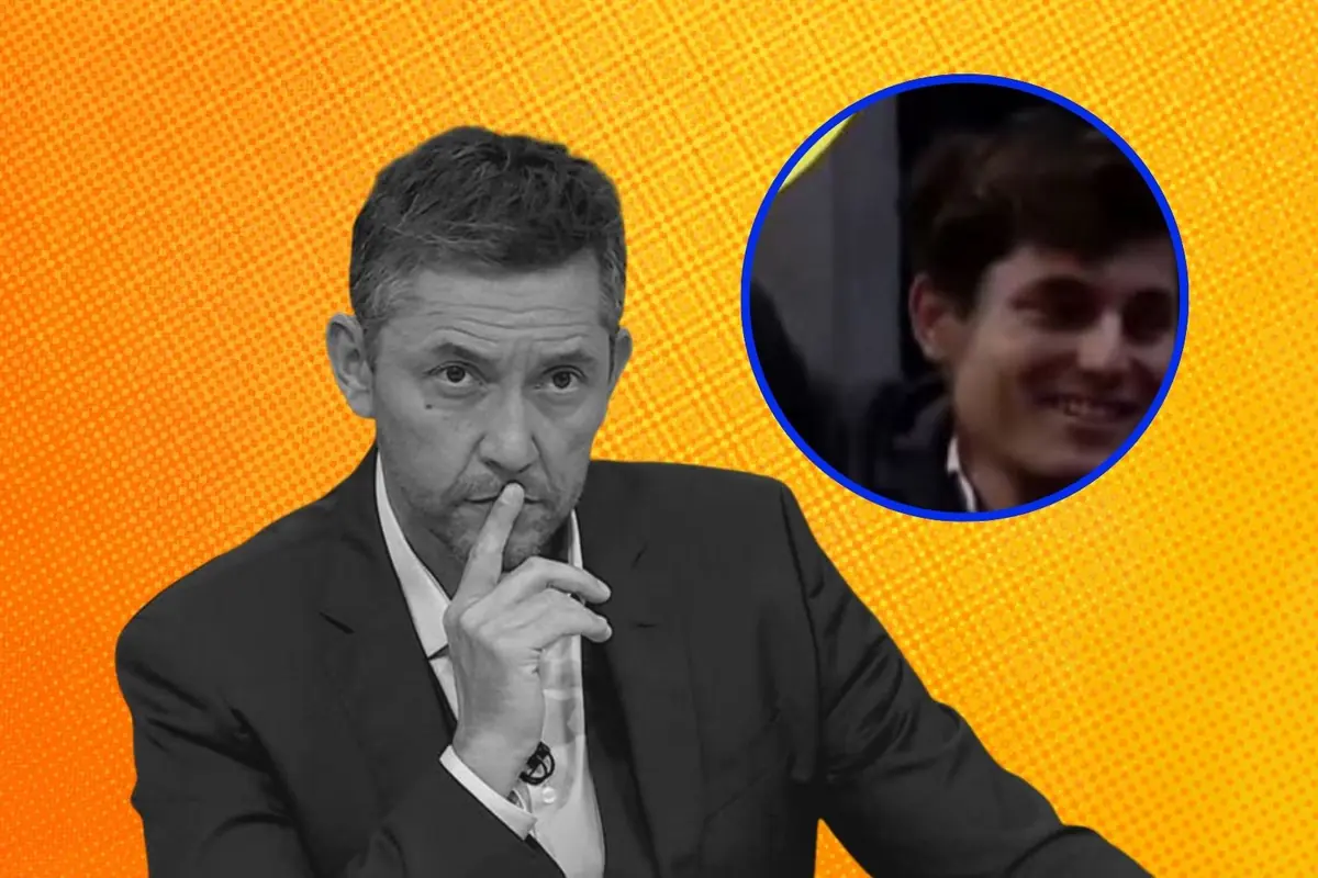 Presentador de televisión en blanco y negro con gesto pensativo sobre fondo naranja con un recuadro circular azul que muestra a un joven sonriendo