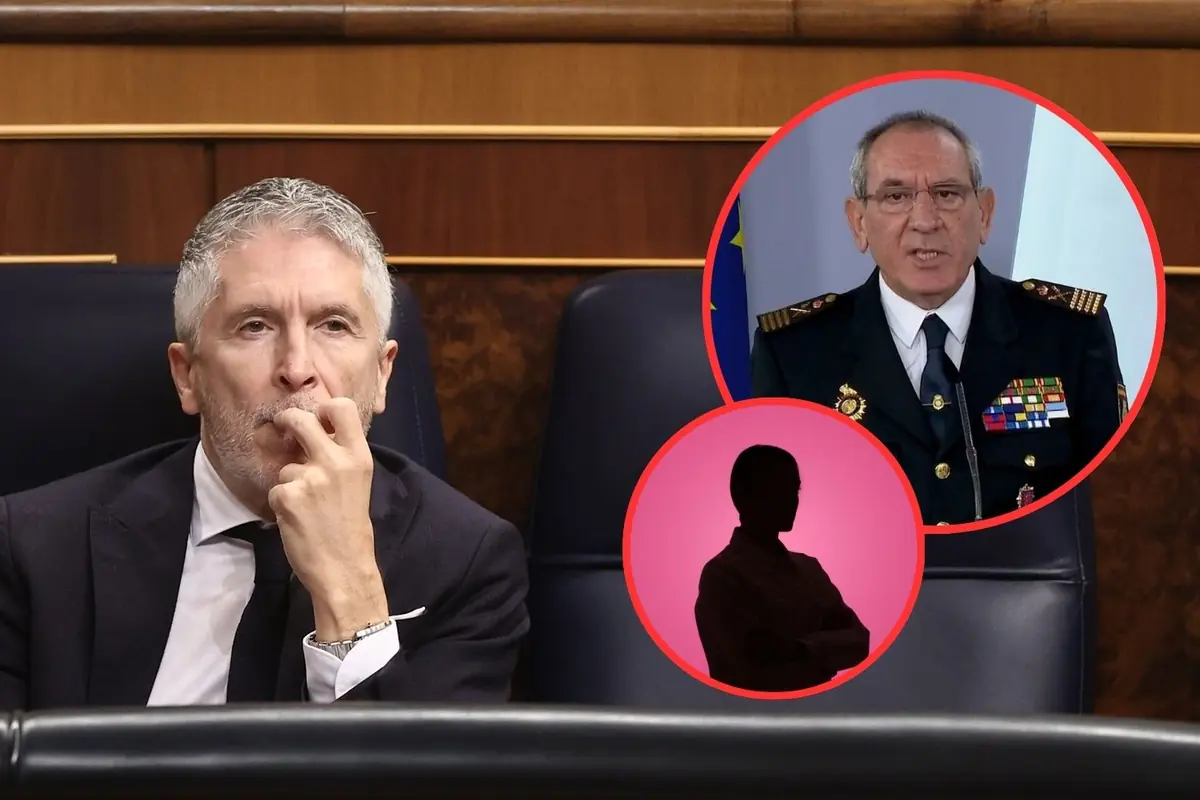 Hombre de traje pensativo en un escaño con un montaje de dos figuras enmarcadas en círculos rojos una de ellas un mando policial con uniforme y medallas y otra una silueta en sombra sobre fondo rosa