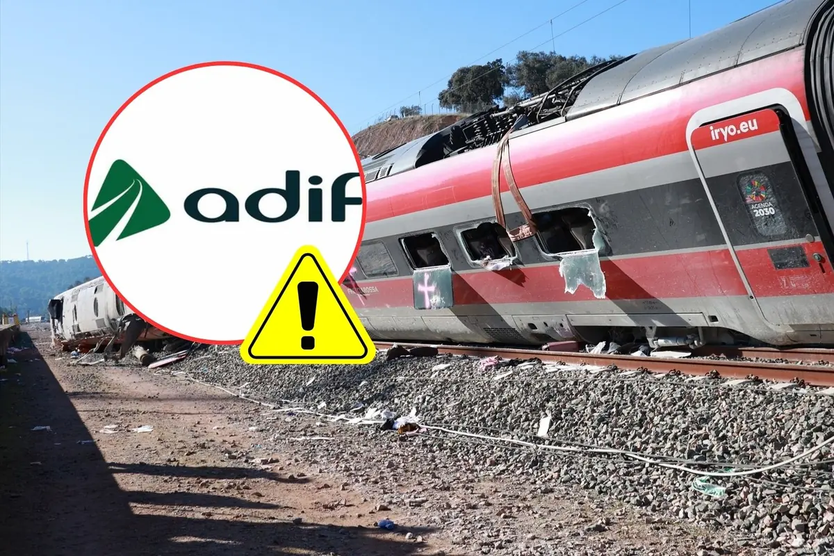 Tren de alta velocidad descarrilado con vagones volcados y ventanas rotas junto a un gran círculo con el logo de Adif y un triángulo amarillo de advertencia en primer plano